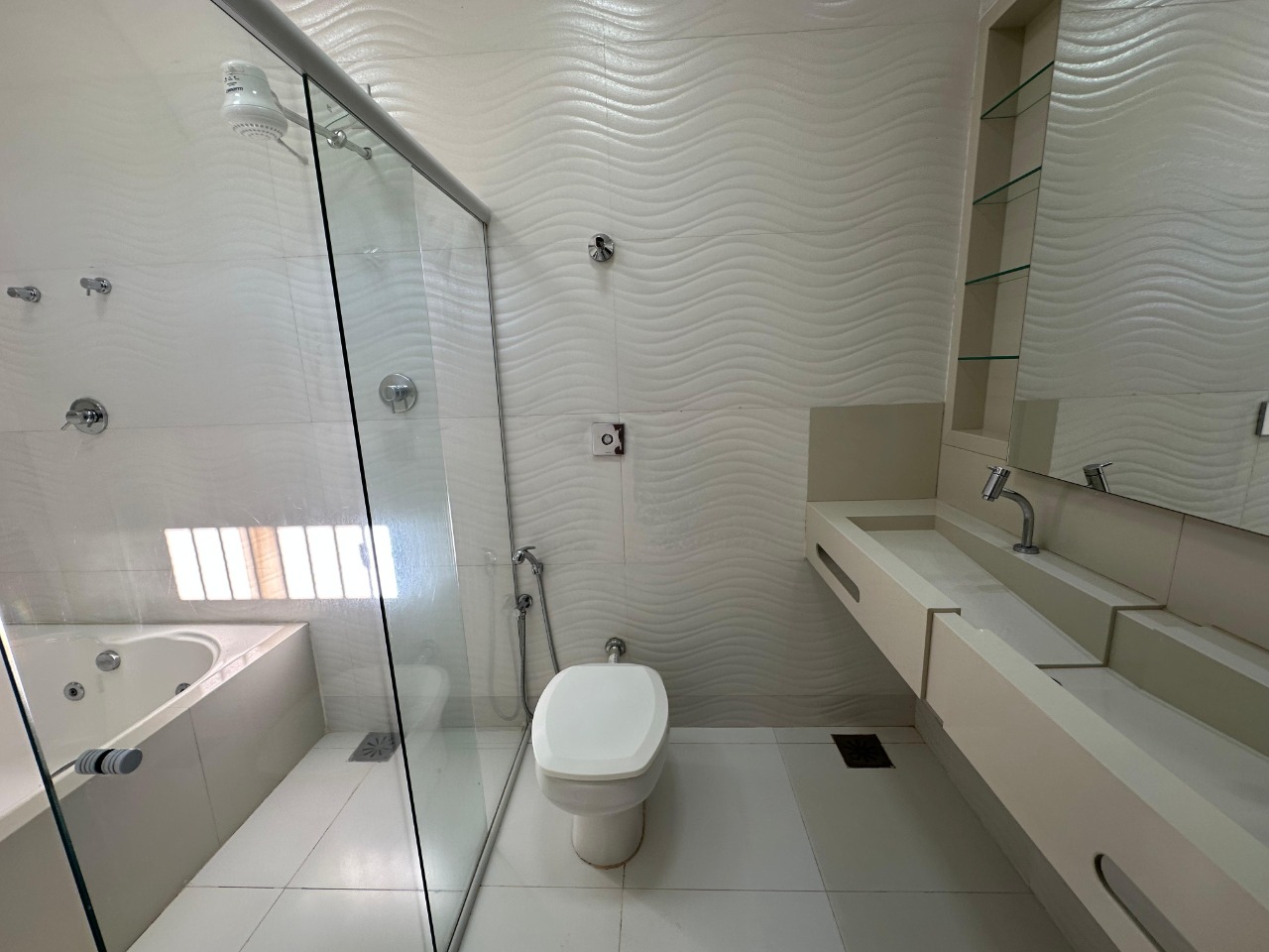 Casa 4 quartos para aluguel Belvedere 200m² Montes Claros MG: Su te