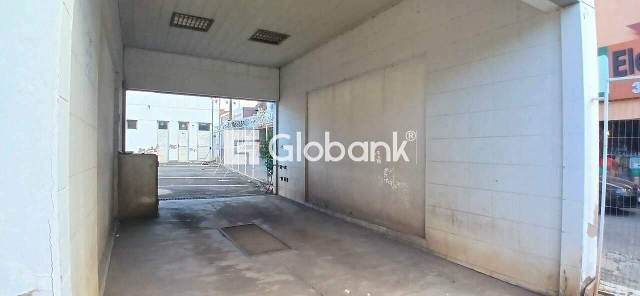 Loja à venda Centro 707,98m² Montes Claros MG: rea externa....