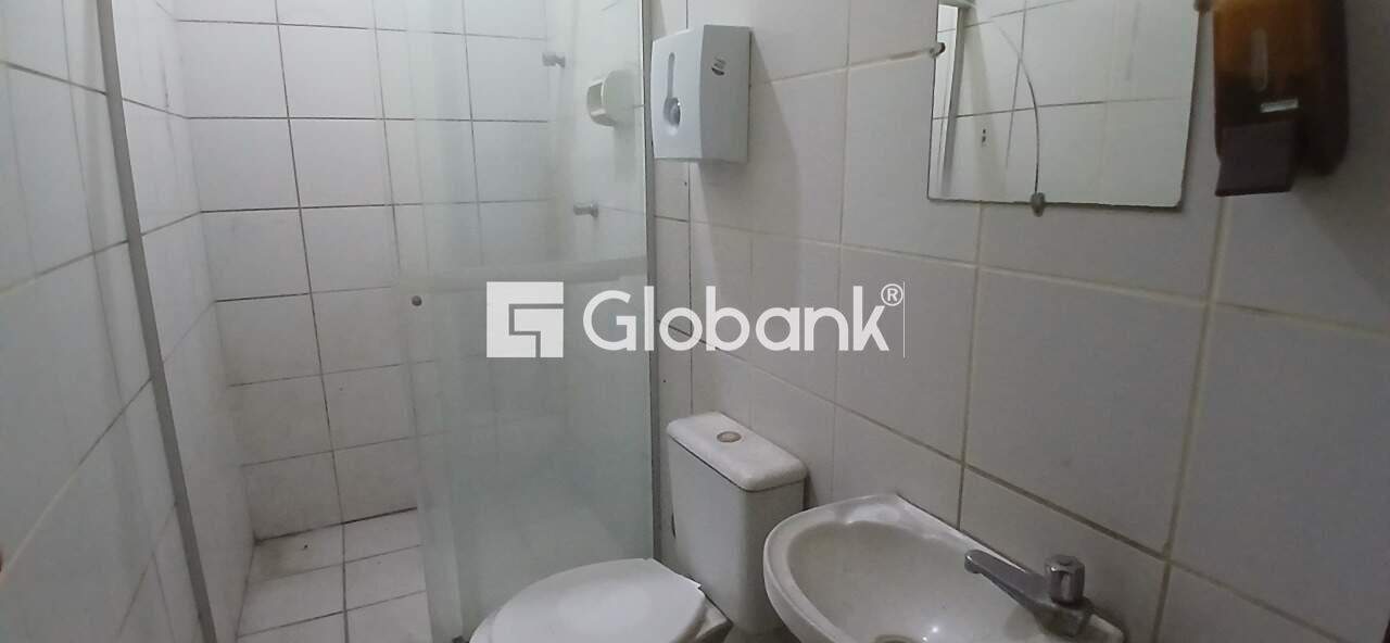 Loja à venda Centro 707,98m² Montes Claros MG: Banheiro 2