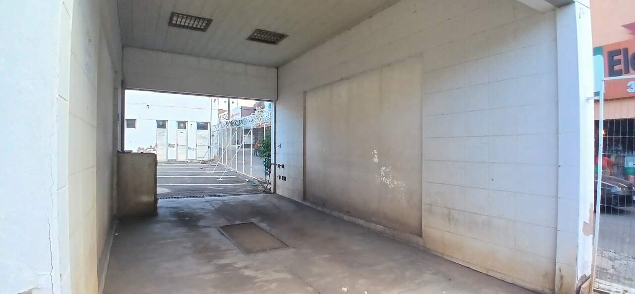 Ponto comercial para aluguel Centro 707,98m² Montes Claros MG: rea externa....
