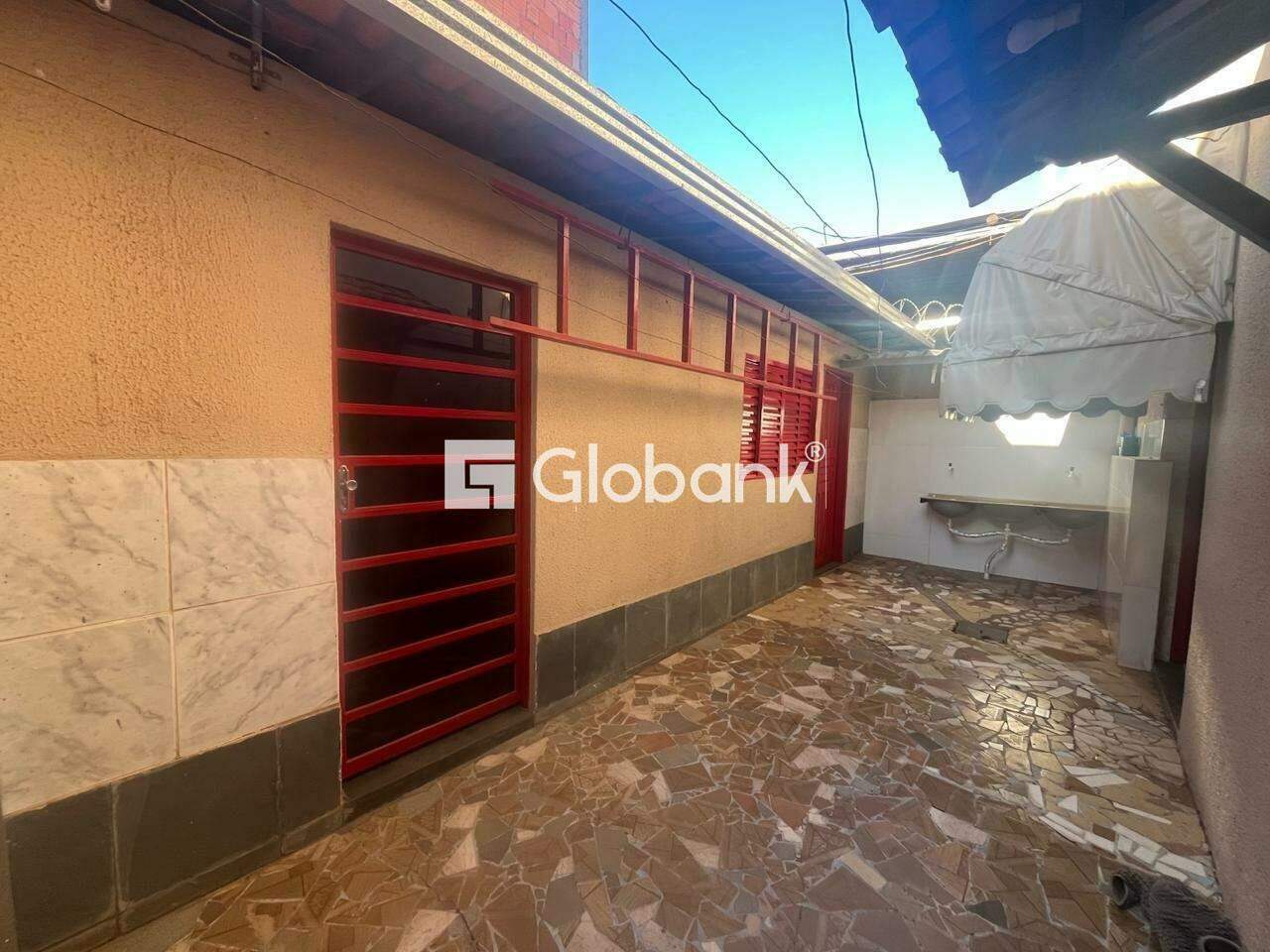Casa 6 quartos à venda Cintra 250m² Montes Claros MG: QUARTOS EXTERNOS CASA T RREO