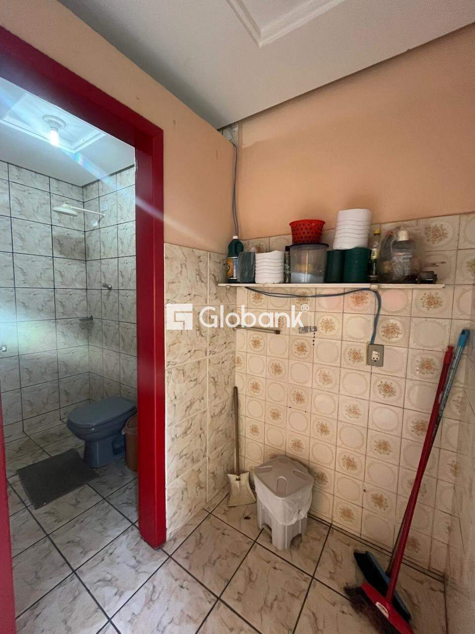 Casa 6 quartos à venda Cintra 250m² Montes Claros MG: BANHEIRO SOCIAL EXTERNO CASA T RREO