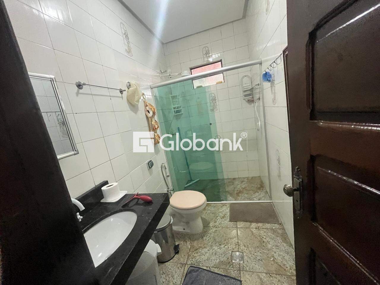 Casa 6 quartos à venda Cintra 250m² Montes Claros MG: BANHEIRO SOCIAL CASA T RREO