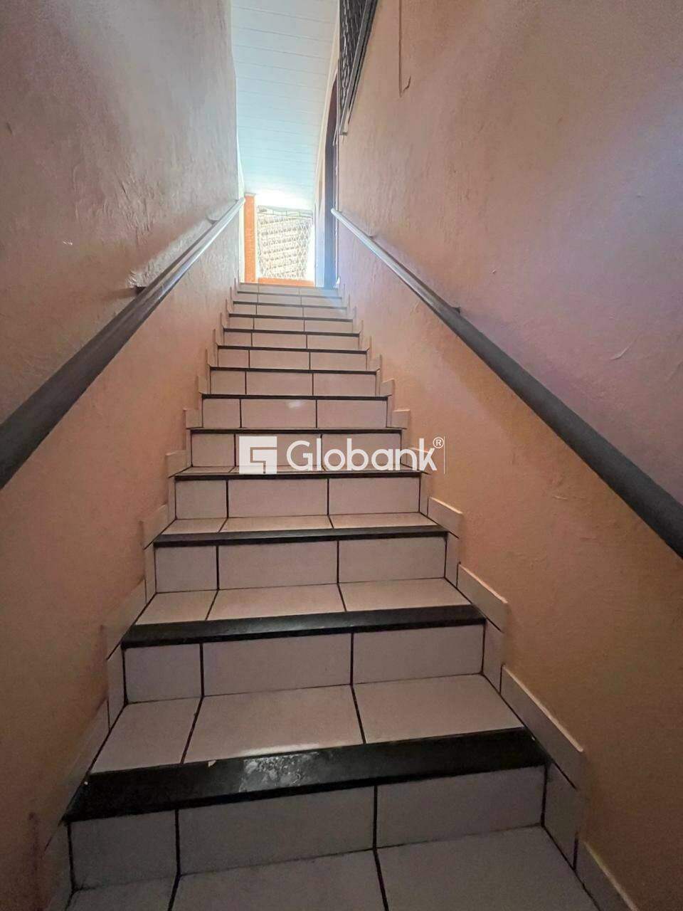 Casa 6 quartos à venda Cintra 250m² Montes Claros MG: ESCADAS ACESSO PARA OS 02 APARTAMENTOS. SENDO APARTAMENTO 01 E 02.