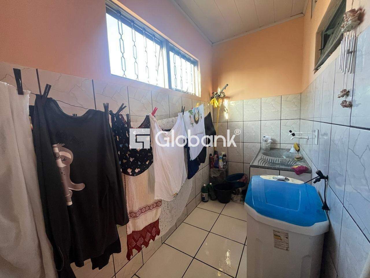 Casa 6 quartos à venda Cintra 250m² Montes Claros MG: REA DE SERVI O APARTAMENTO 01