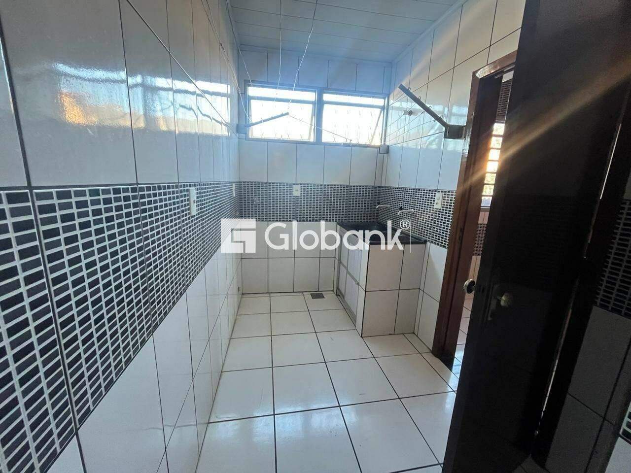 Casa 6 quartos à venda Cintra 250m² Montes Claros MG: REA DE SERVI O APARTAMENTO 02