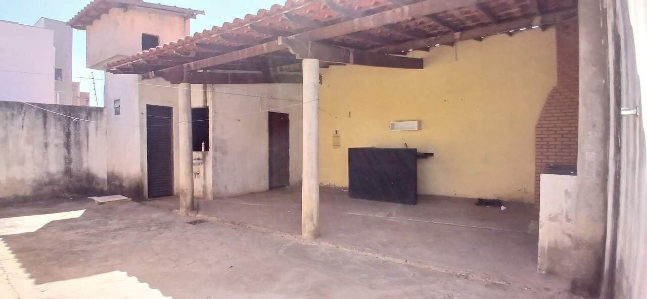 Casa 2 quartos para aluguel Residencial Sul Ipês 65m² Montes Claros MG: rea externa fundos