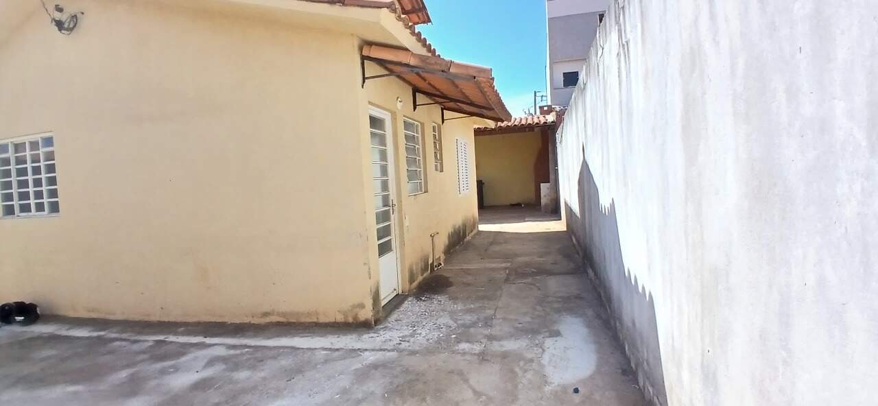 Casa 2 quartos para aluguel Residencial Sul Ipês 65m² Montes Claros MG: Lateral garagem
