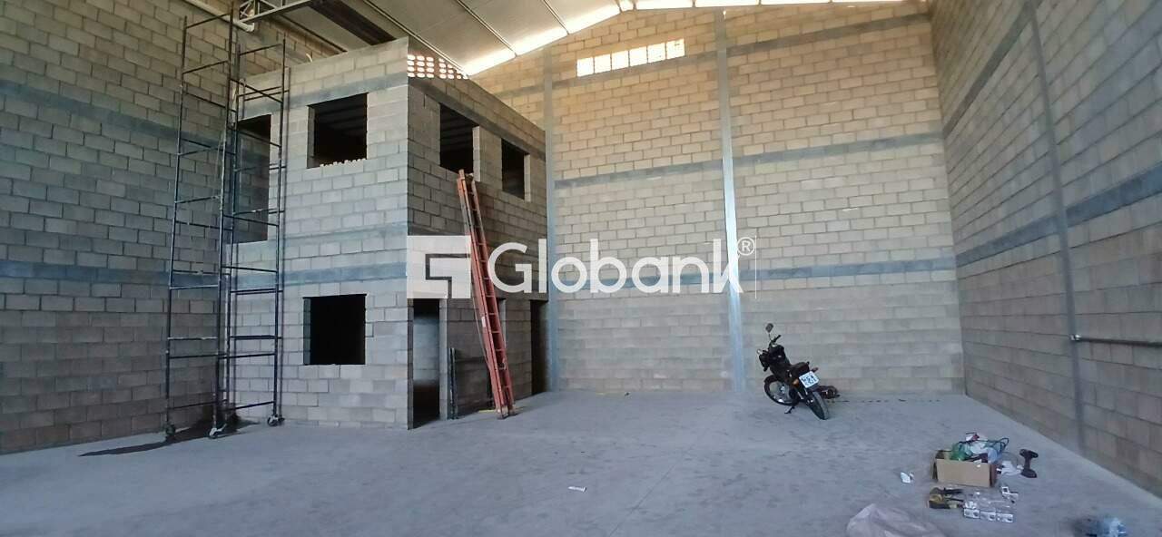 Galpão para aluguel Monte Alegre 360m² Montes Claros MG: Escrit rios e banheiros