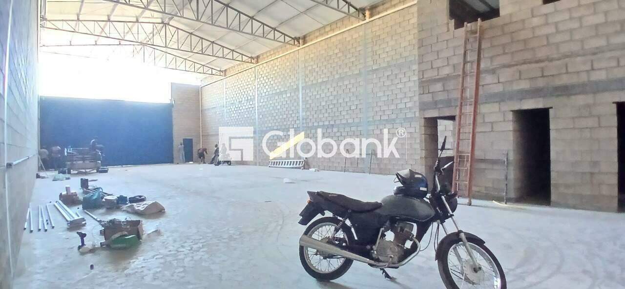 Galpão para aluguel Monte Alegre 360m² Montes Claros MG: Interior fundos para frente