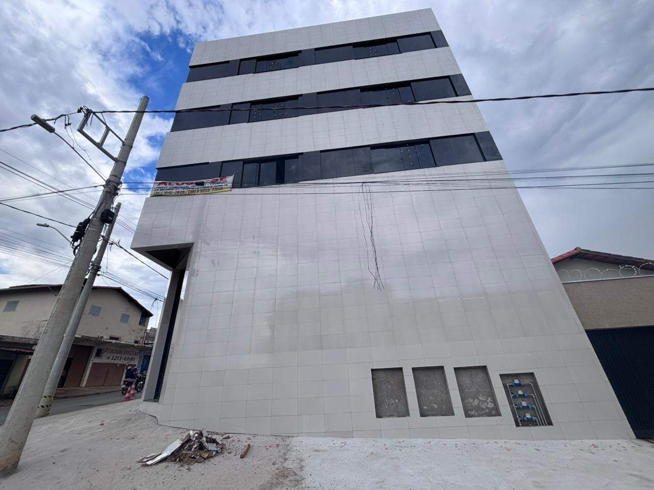 Prédio para aluguel Maracanã 1.152m² Montes Claros MG: Fachada lateral
