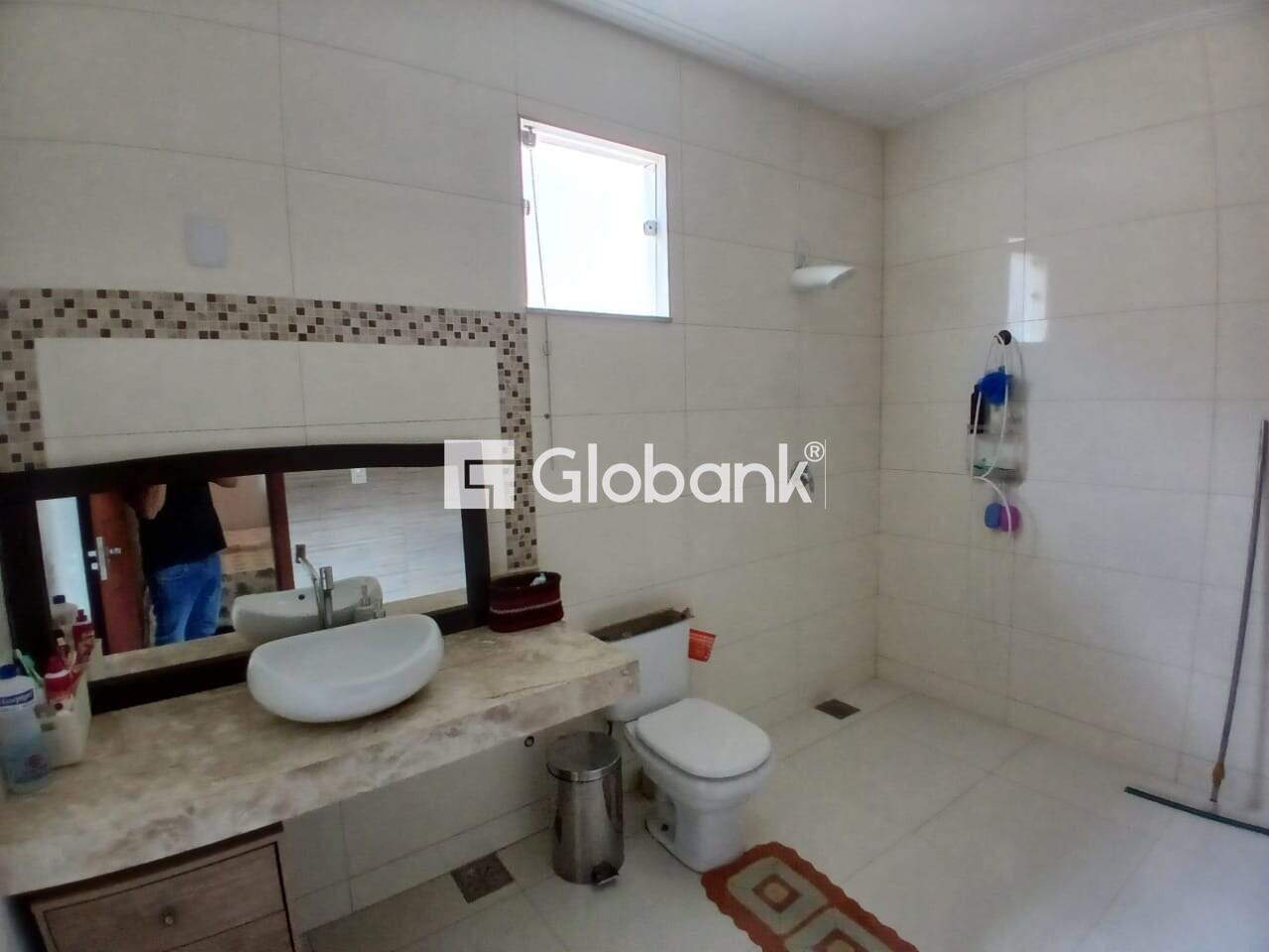 Casa 3 quartos à venda Doutor João Alves 270m² Montes Claros MG: Banheiro