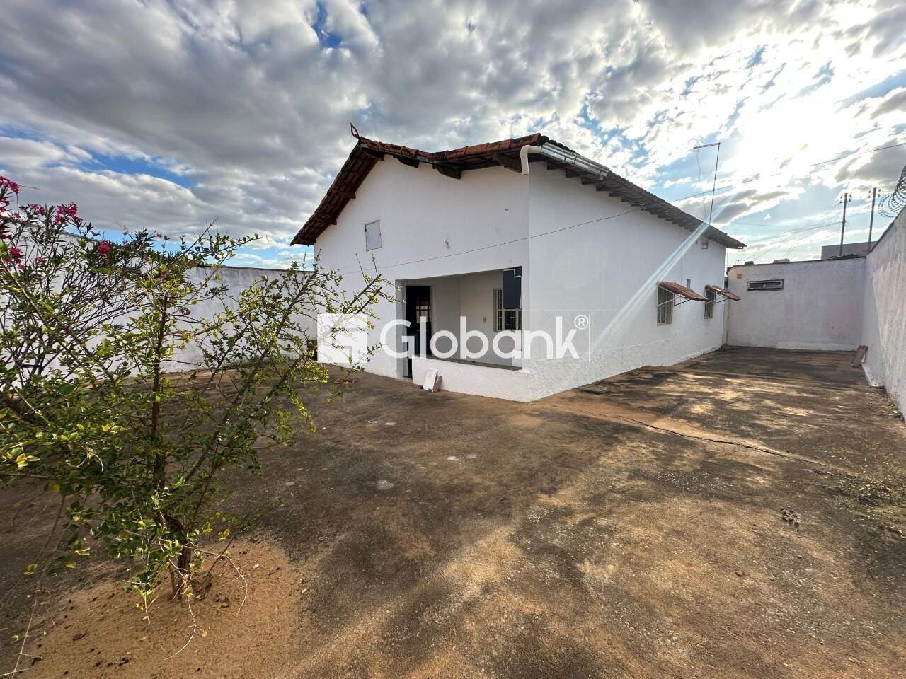 Casa 3 quartos para aluguel Jardim Primavera 120m² Montes Claros MG: Quintal