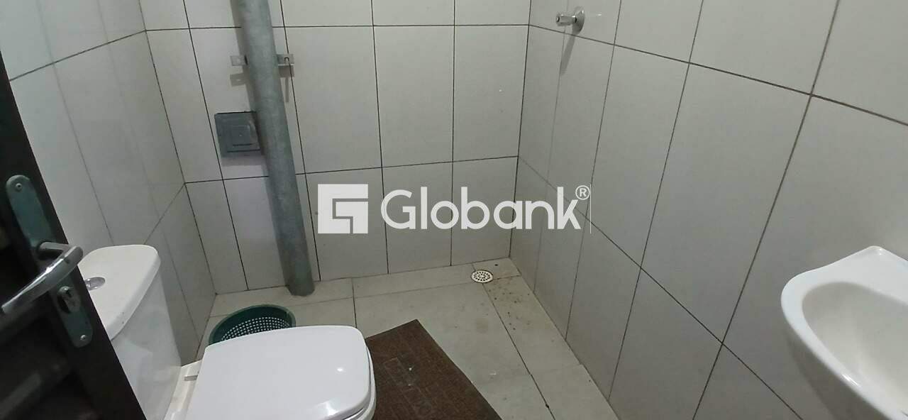 Galpão para aluguel Santo Inácio 240m² Montes Claros MG: Banheiro