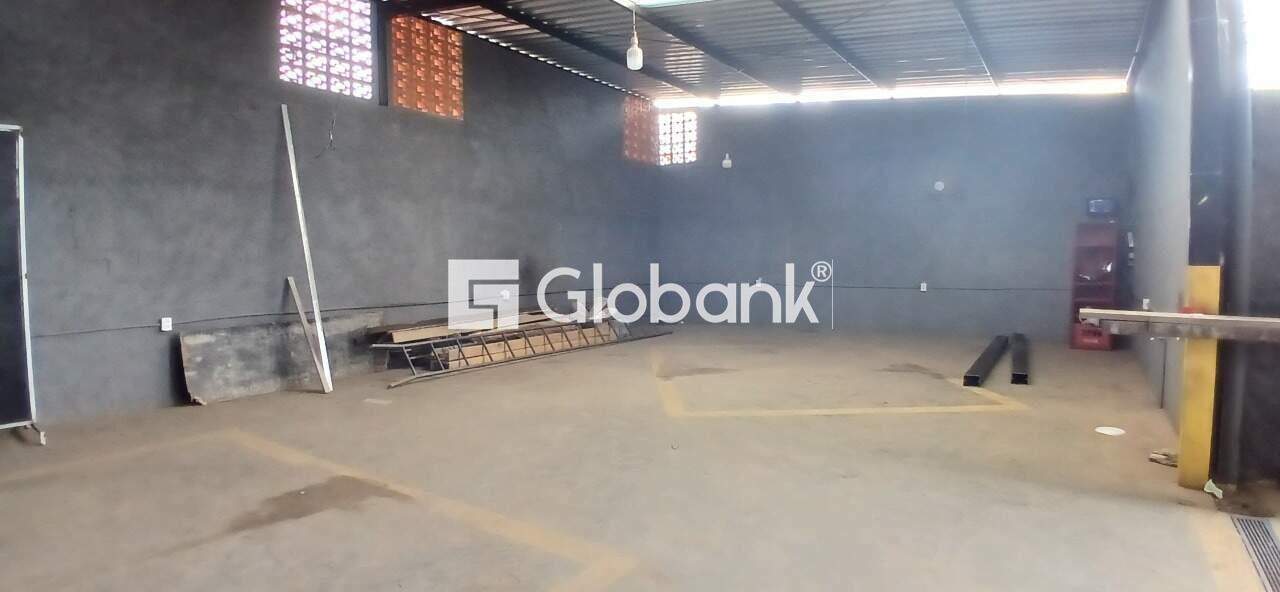 Galpão para aluguel Santo Inácio 240m² Montes Claros MG: Lateral interna
