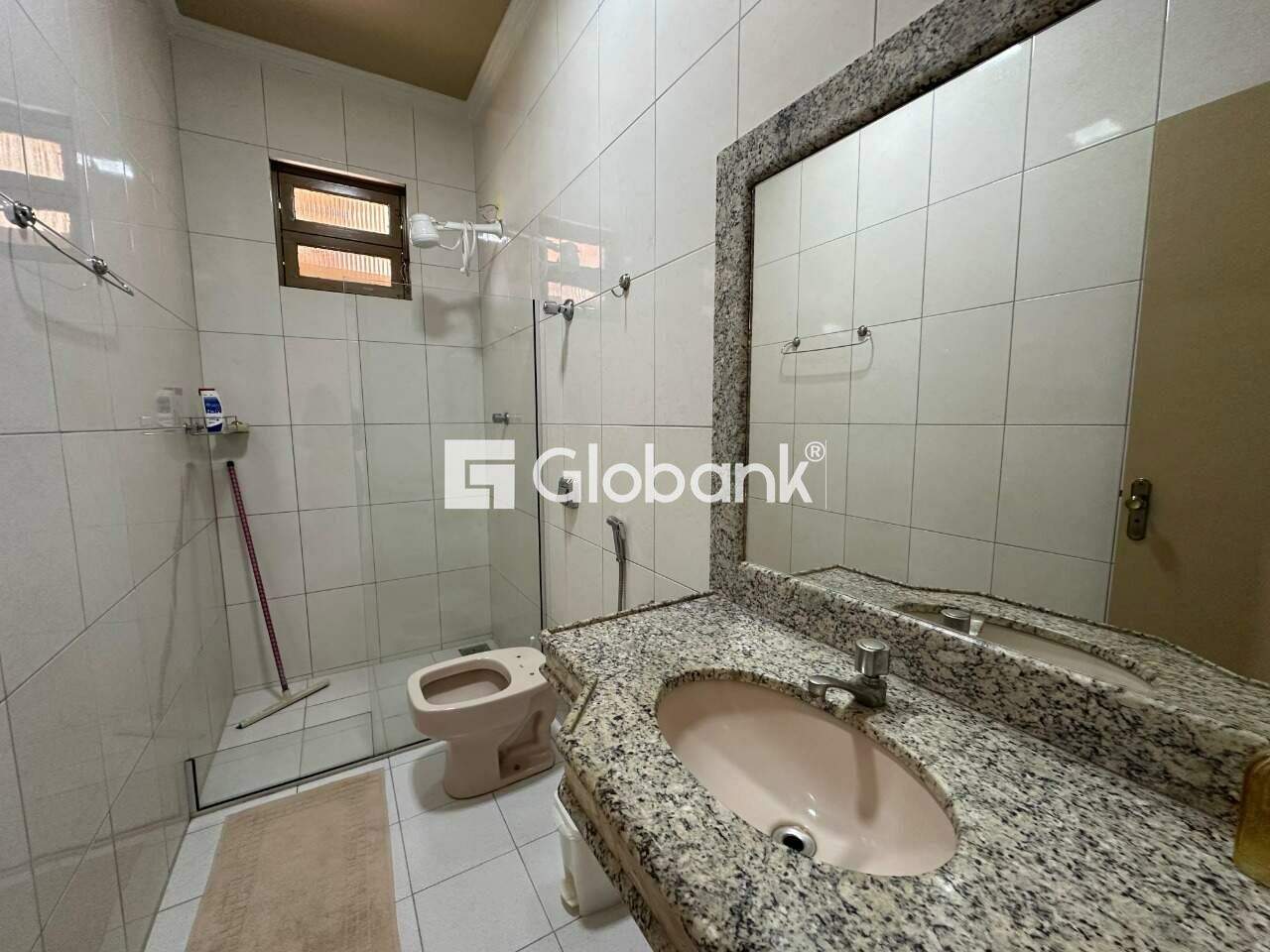 Casa 3 quartos para aluguel Vila Mauricéia 180m² Montes Claros MG: Banheiro social