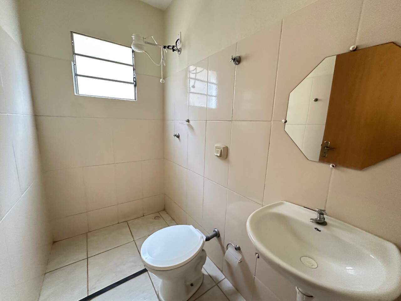 Casa 2 quartos para aluguel Loteamento Novo Jaraguá 60m² Montes Claros MG: Banheiro social