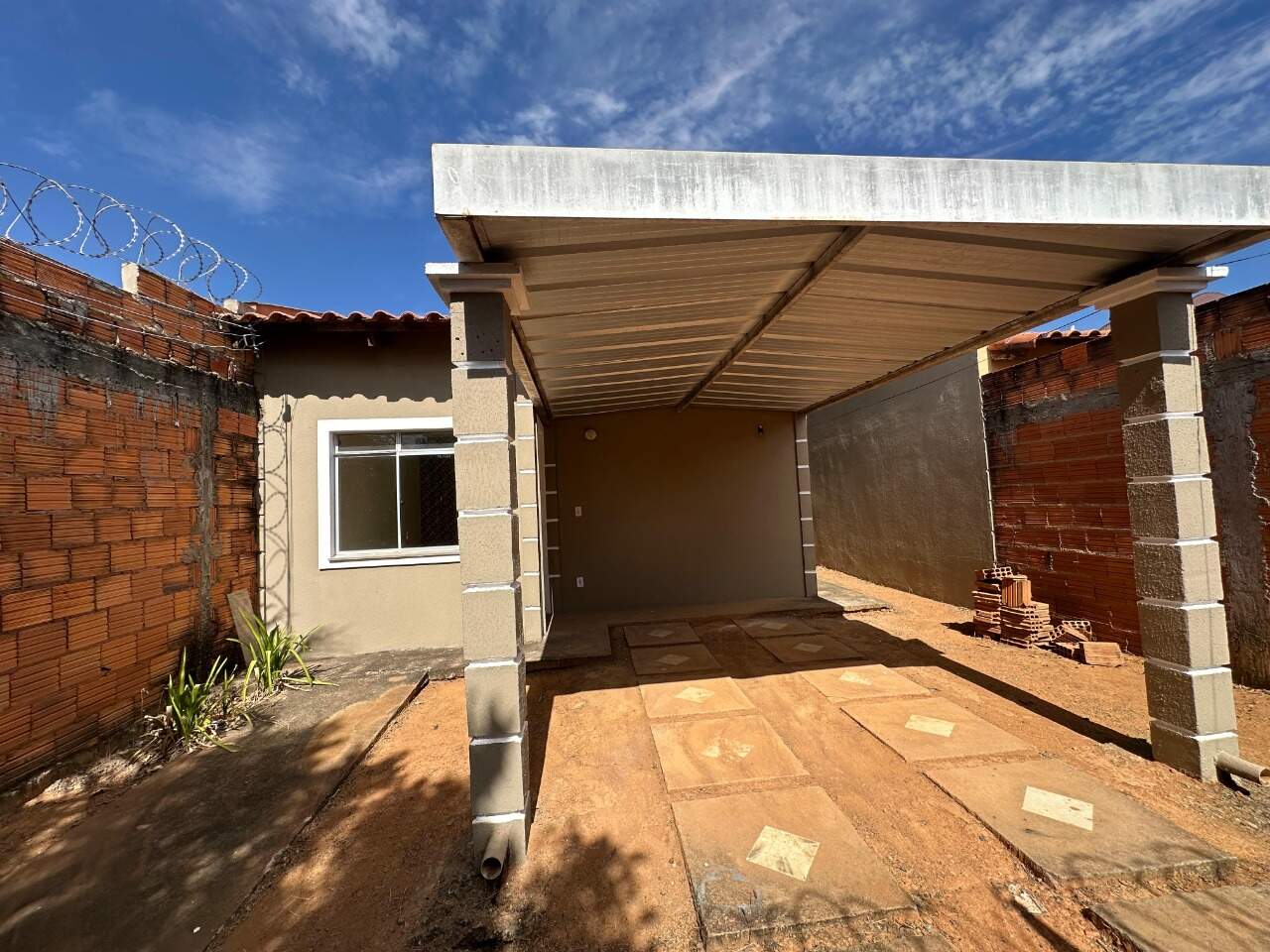Casa 2 quartos para aluguel Loteamento Novo Jaraguá 60m² Montes Claros MG: Garagem