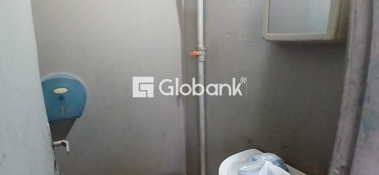 Ponto comercial para aluguel Centro 31m² Montes Claros MG: Banheiro