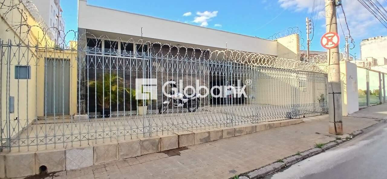 Casa 5 quartos para aluguel Centro 600m² Montes Claros MG: Fachada