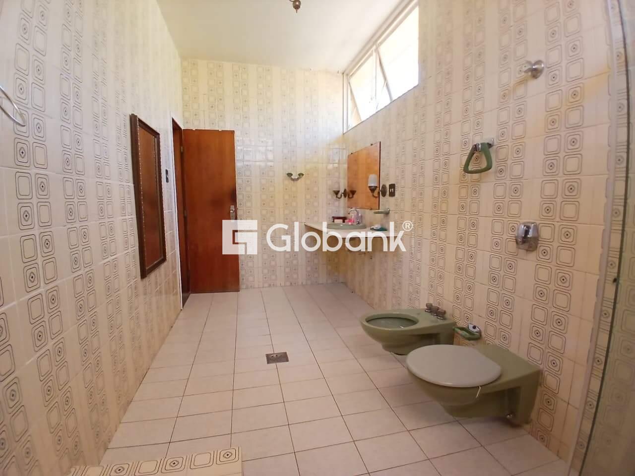 Casa 5 quartos para aluguel Centro 600m² Montes Claros MG: Banheiro suite