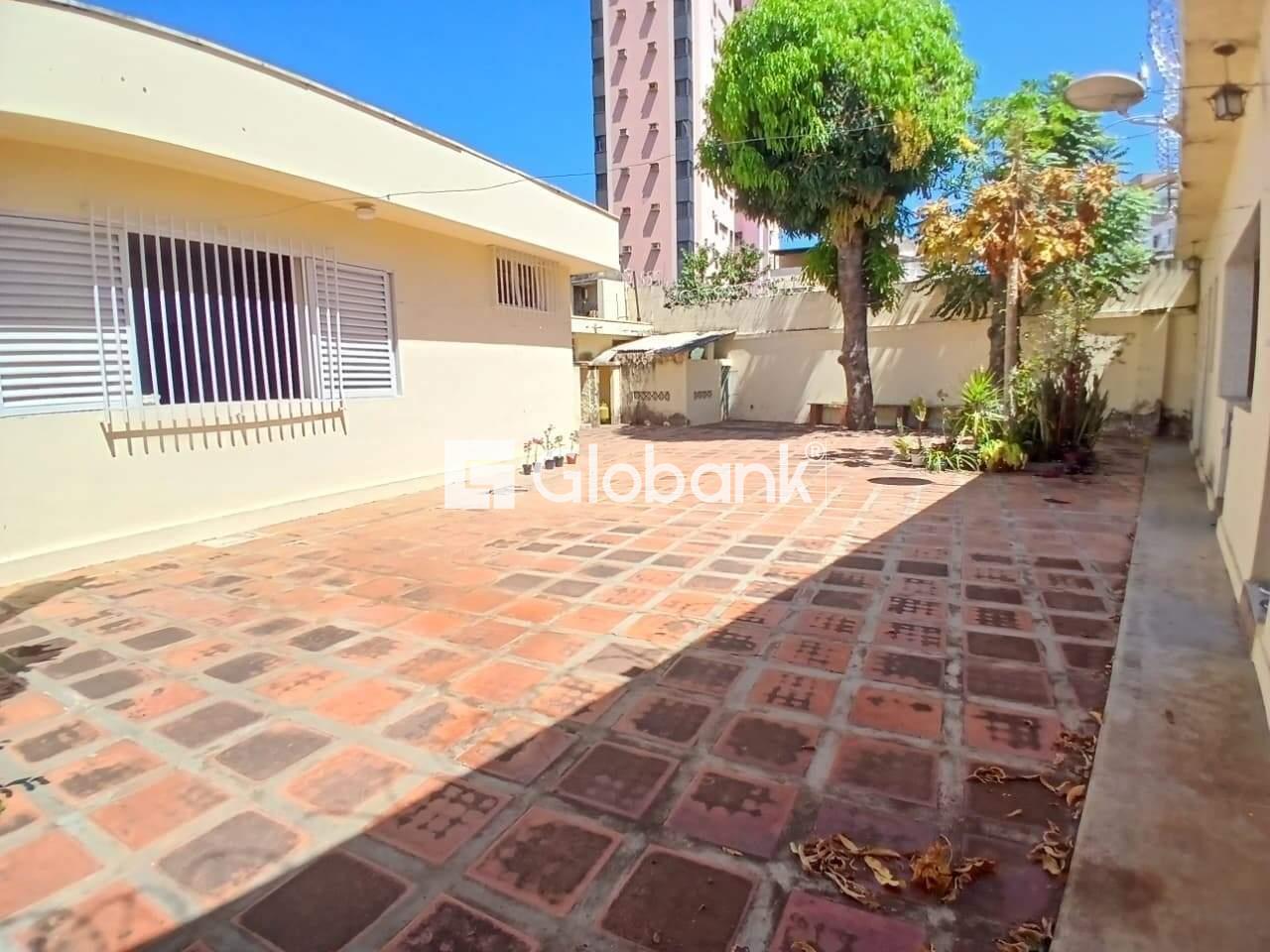 Casa 5 quartos para aluguel Centro 600m² Montes Claros MG: Quintal