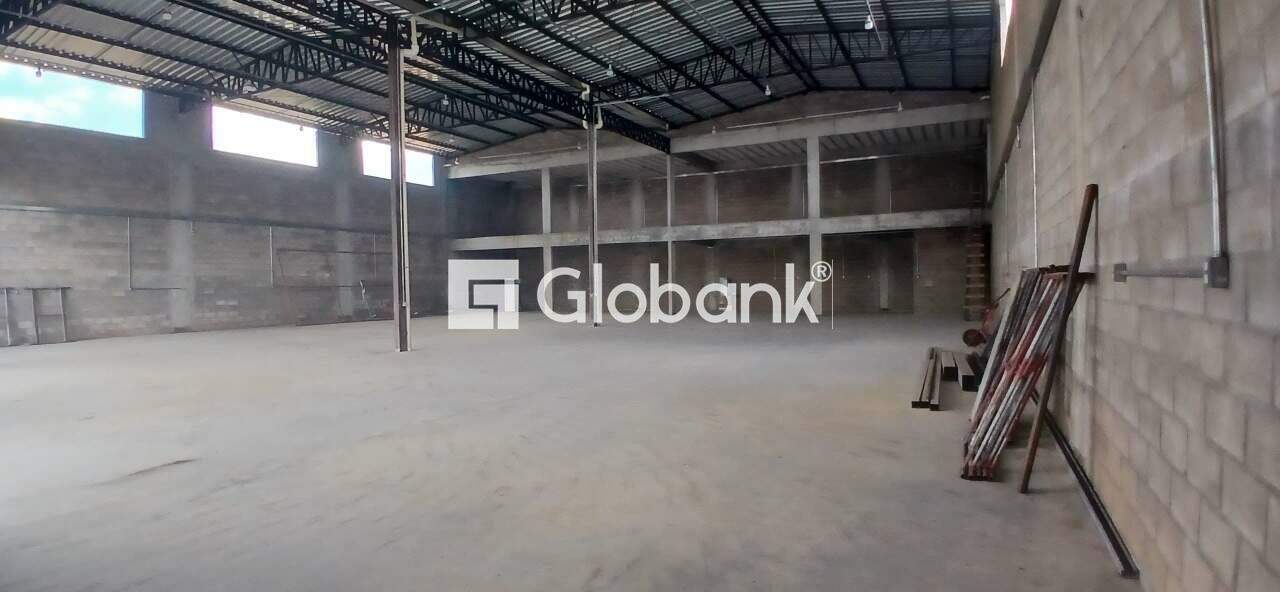 Galpão para aluguel Santa Rafaela 770m² Montes Claros MG: Lateral frente