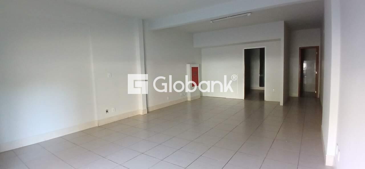 Ponto comercial para aluguel Centro 56m² Montes Claros MG: Interior entrada