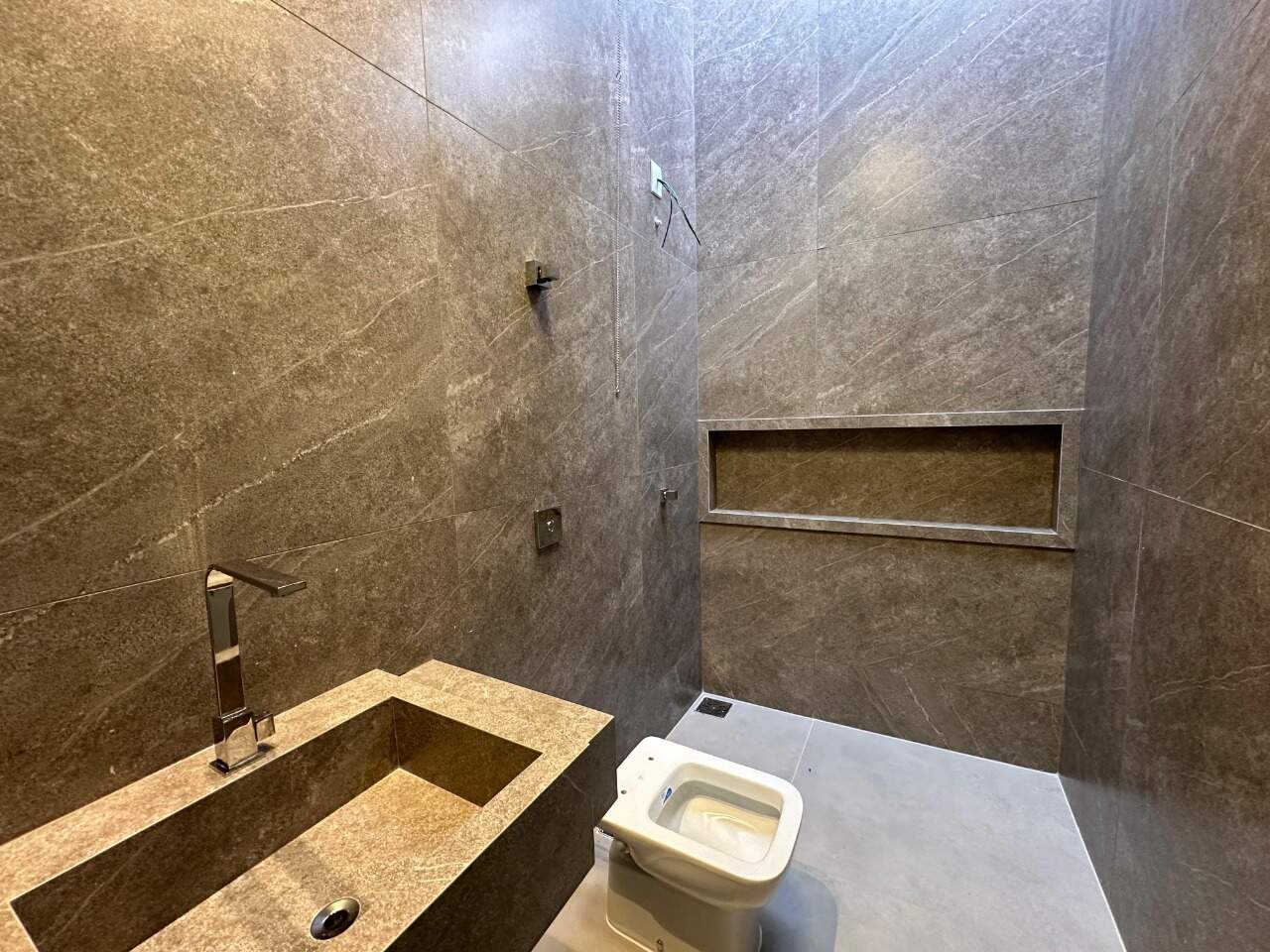 Casa 3 quartos à venda Ibituruna 170m² Montes Claros MG: Banheiro social