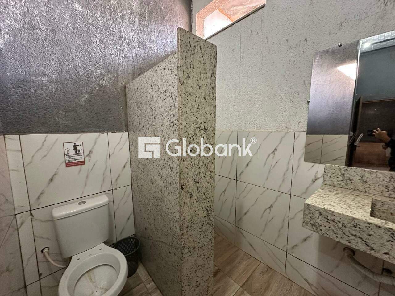 Ponto comercial para aluguel Santo Inácio 80m² Montes Claros MG: Banheiro Feminino