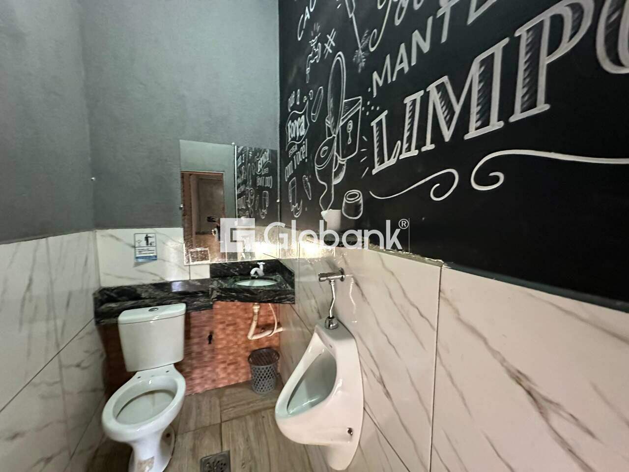 Ponto comercial para aluguel Santo Inácio 80m² Montes Claros MG: Banheiro masculino