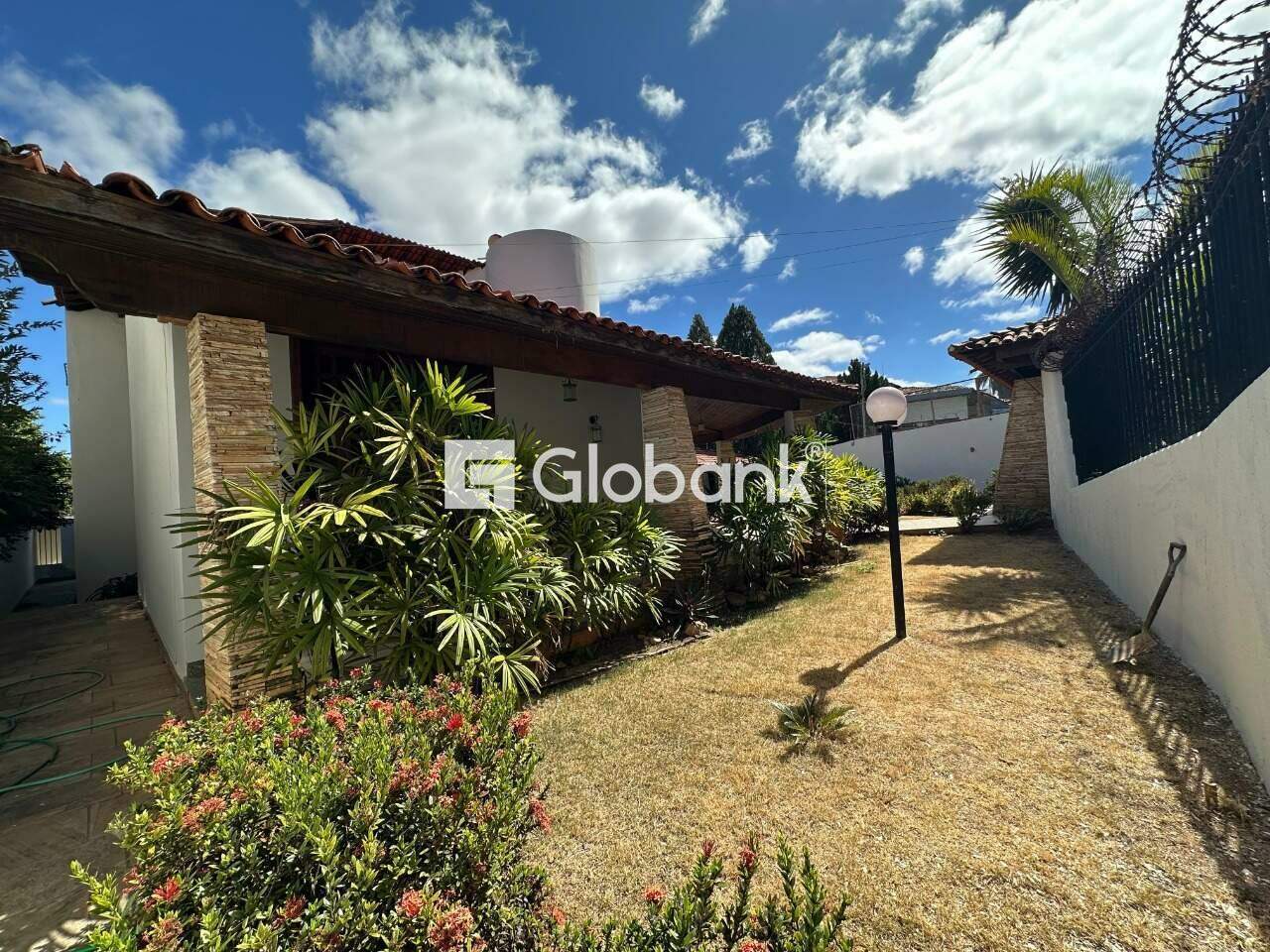 Casa 5 quartos para aluguel Jardim São Luiz 720m² Montes Claros MG: Quintal.