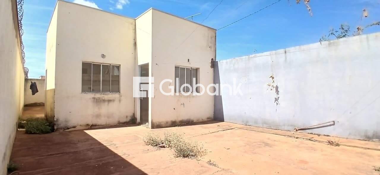 Casa 2 quartos para aluguel Nova Suiça 80m² Montes Claros MG: Garagem.
