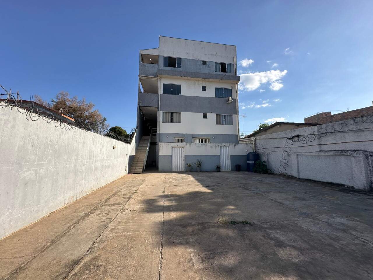 Kitnet 1 quarto para aluguel Roxo Verde 40m² Montes Claros MG: Garagem