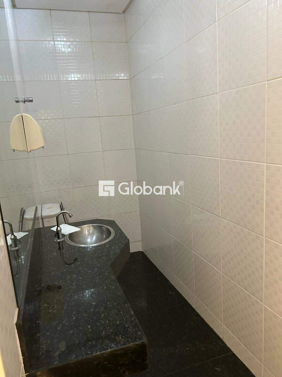 Sala comercial para aluguel Centro 110m² Montes Claros MG: Banheiro social 2
