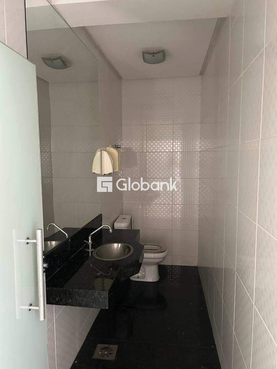 Sala comercial para aluguel Centro 110m² Montes Claros MG: Banheiro social