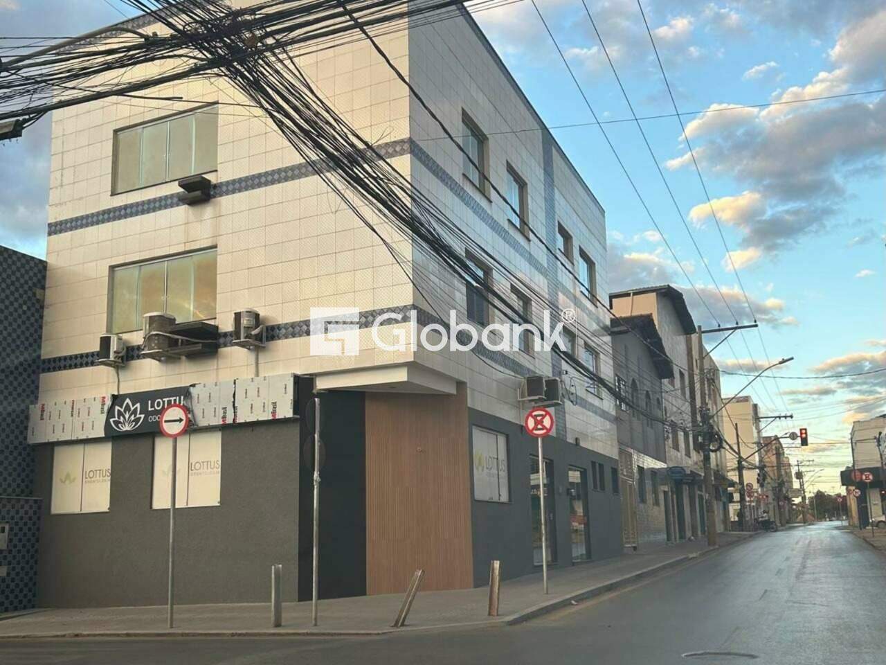 Sala comercial para aluguel Centro 110m² Montes Claros MG: Fachada