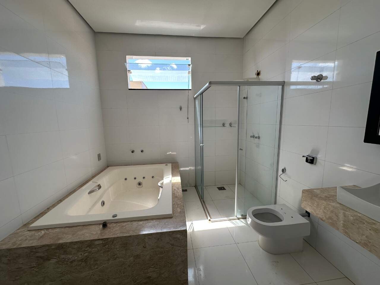 Casa 3 quartos para aluguel Planalto 115m² Montes Claros MG: Su te
