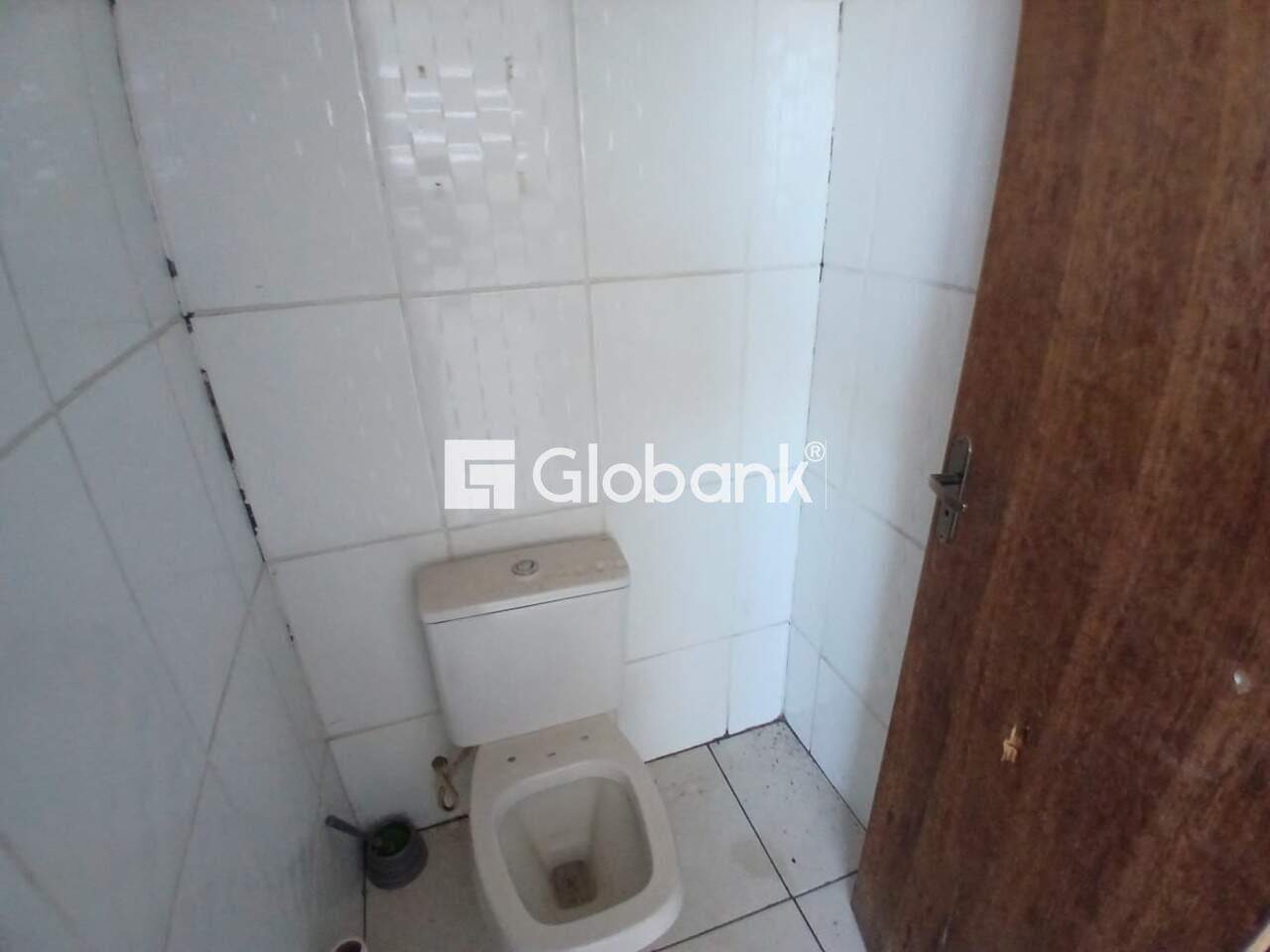 Sala comercial para aluguel Centro 250m² Montes Claros MG: Banheiro