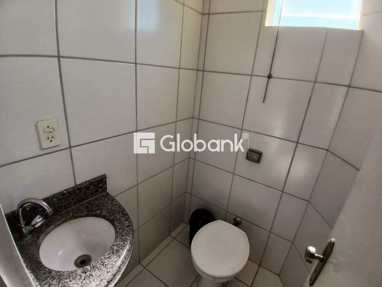 Sala comercial para aluguel Sagrada Família 112m² Montes Claros MG: Banheiro