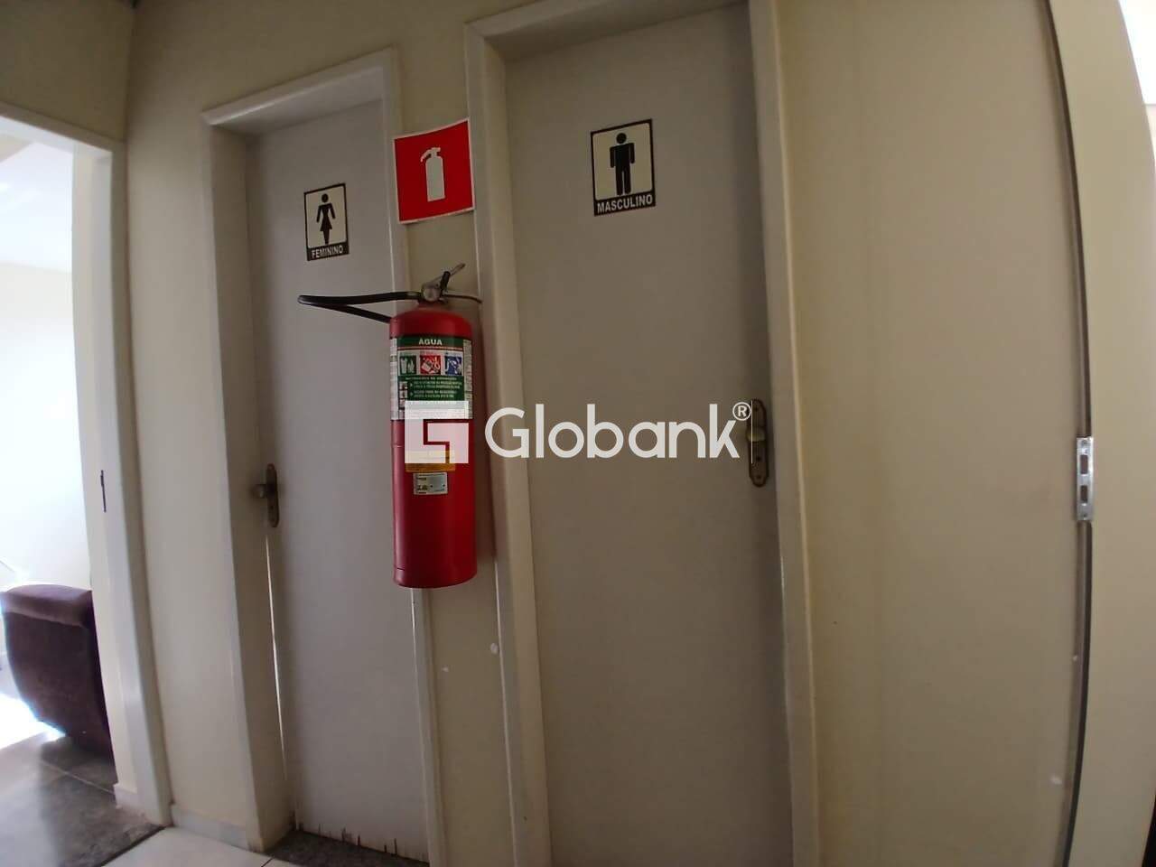 Sala comercial para aluguel Sagrada Família 112m² Montes Claros MG: Banheiros