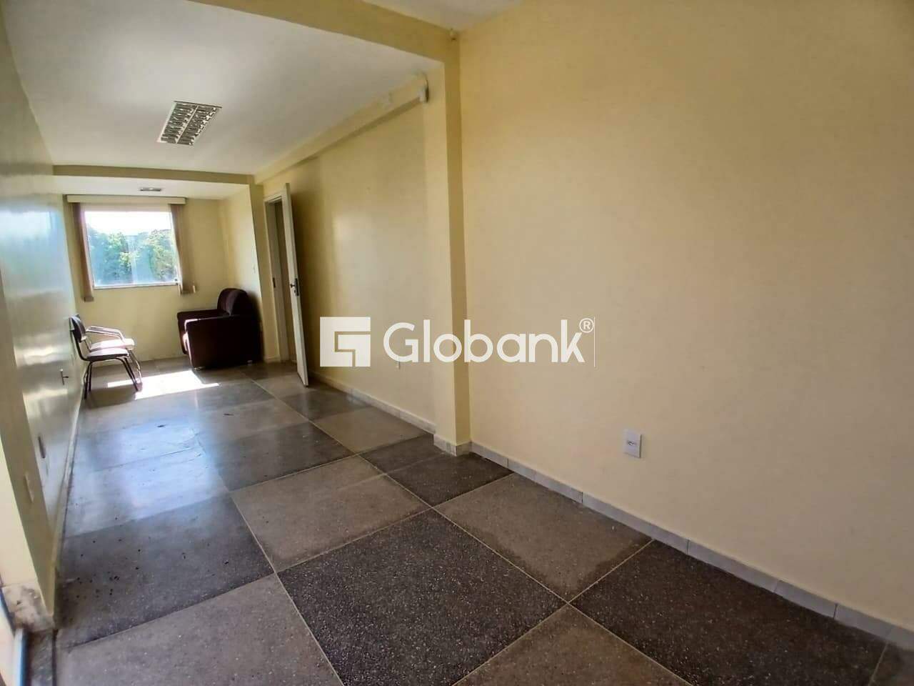 Sala comercial para aluguel Sagrada Família 33m² Montes Claros MG: Sala interior