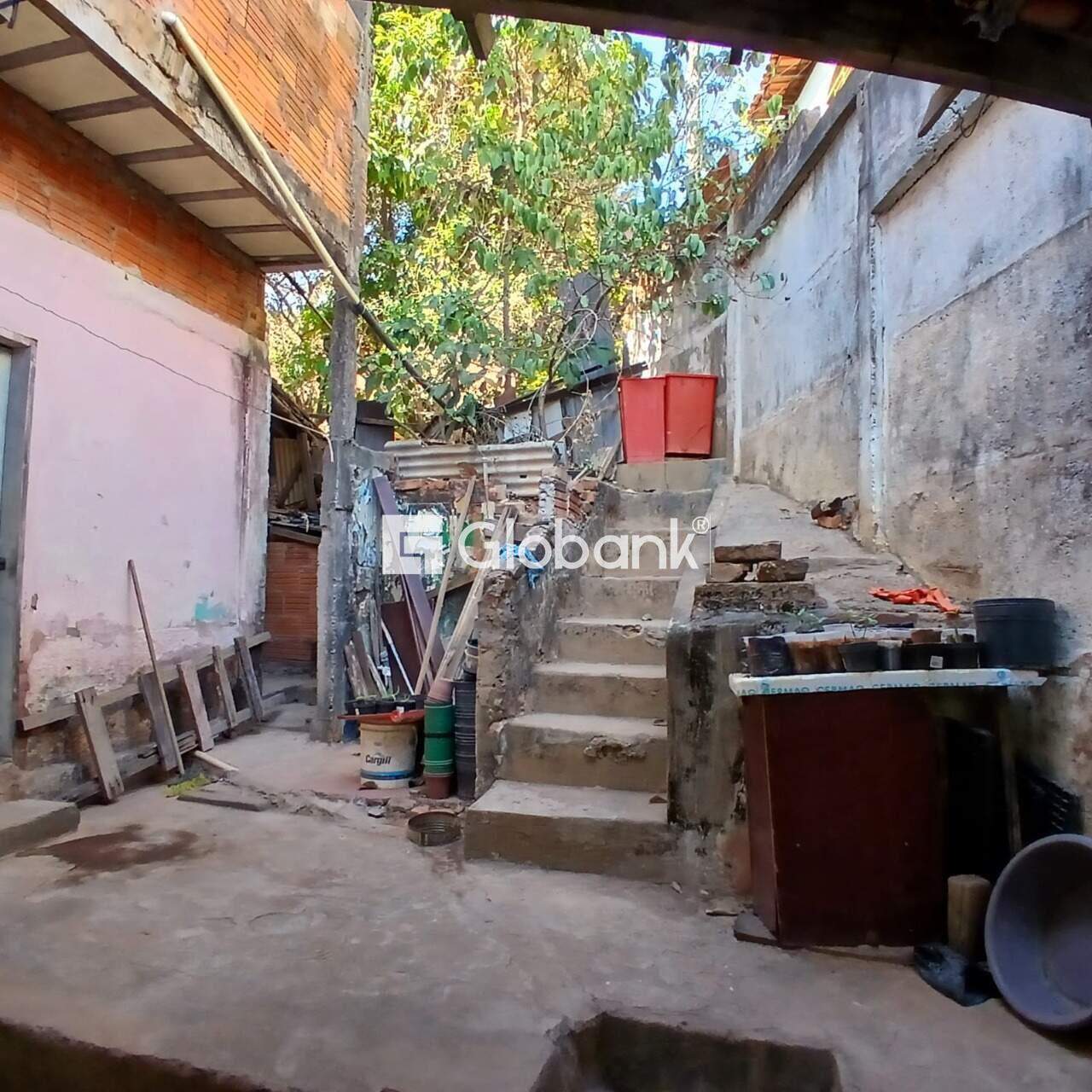 Sobrado 5 quartos à venda Morrinhos 80m² Montes Claros MG: 