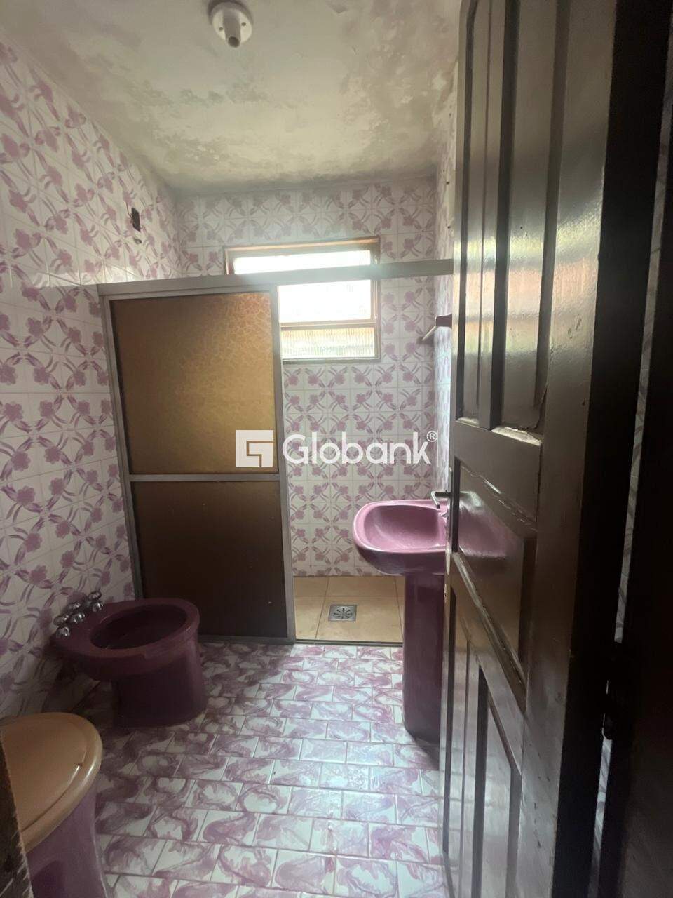 Casa 5 quartos à venda Lourdes 150m² Montes Claros MG: BANHEIRO SOCIAL