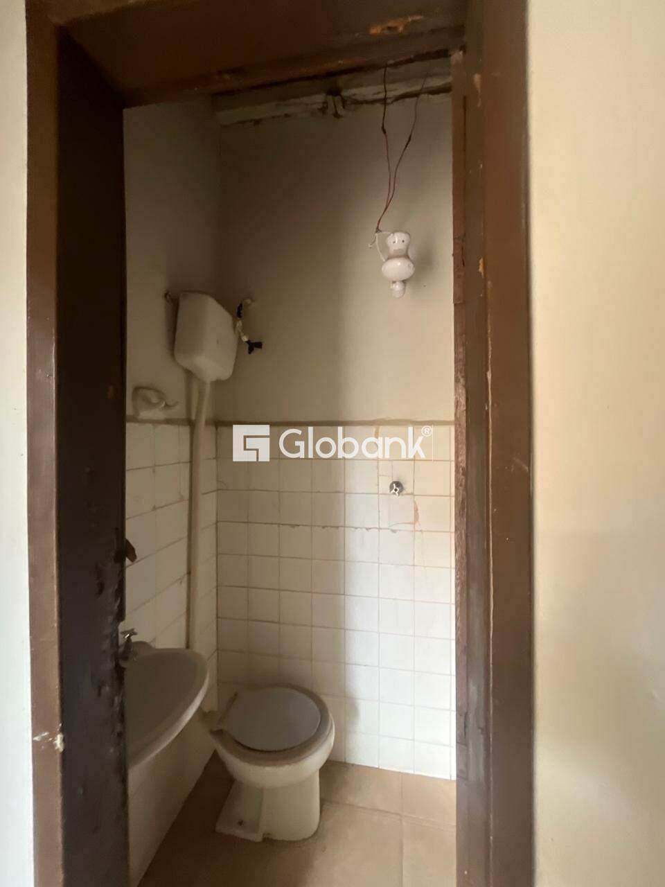 Casa 5 quartos à venda Lourdes 150m² Montes Claros MG: BANHEIRO EXTERNO