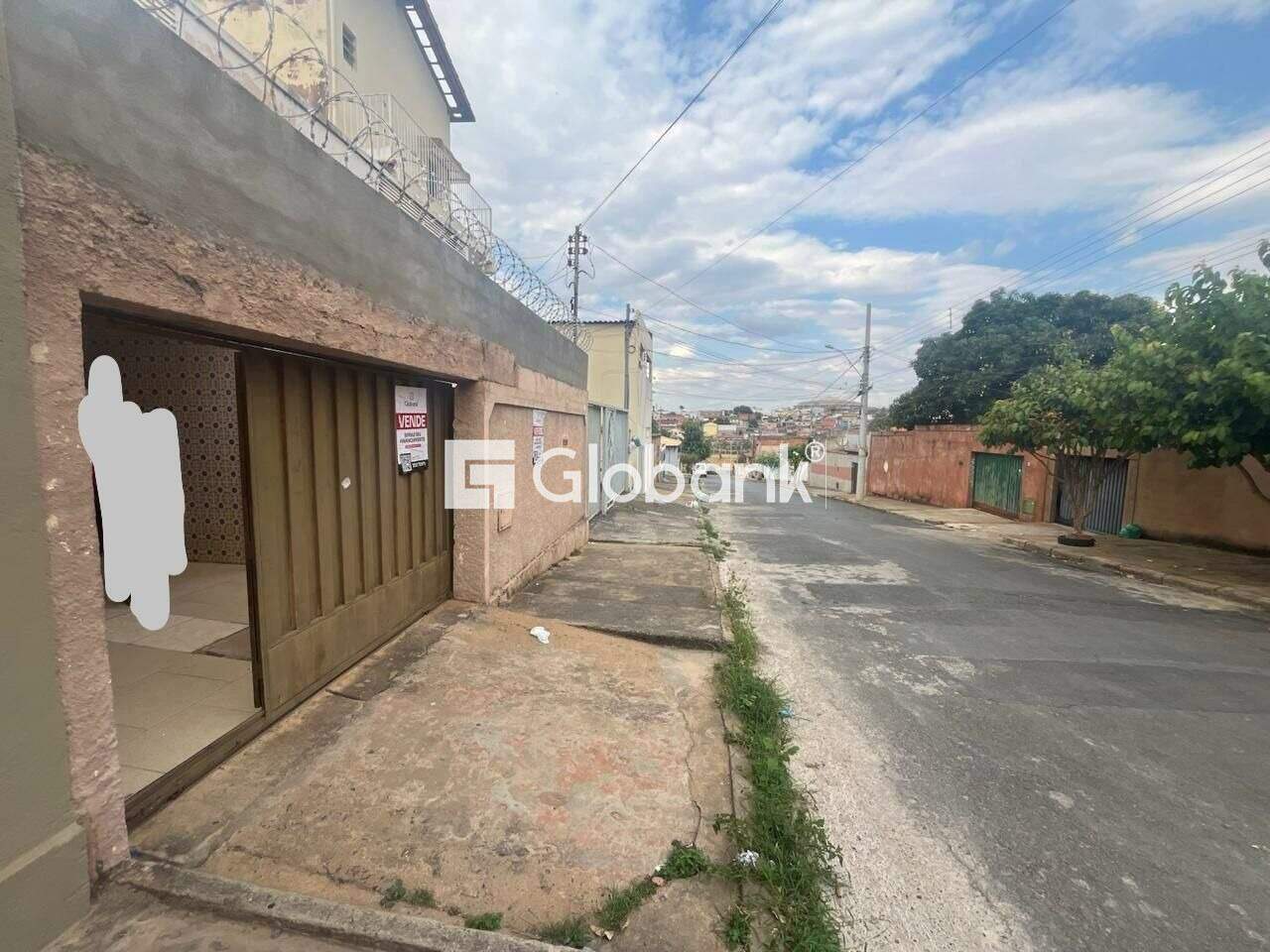 Casa 5 quartos à venda Lourdes 150m² Montes Claros MG: FRENTE DA CASA