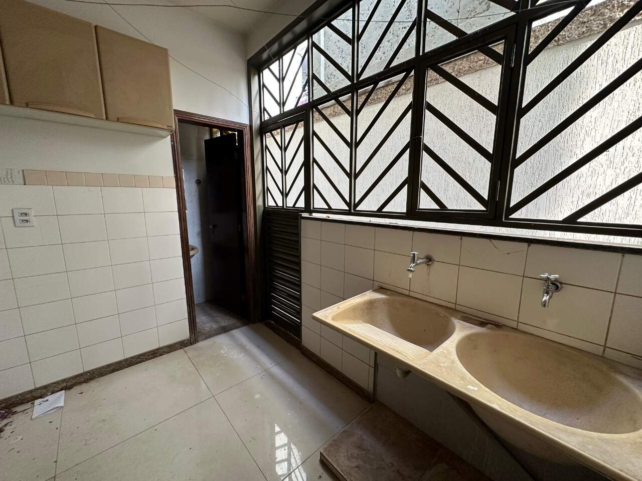 Casa 4 quartos para aluguel São José 300m² Montes Claros MG: rea de servi o