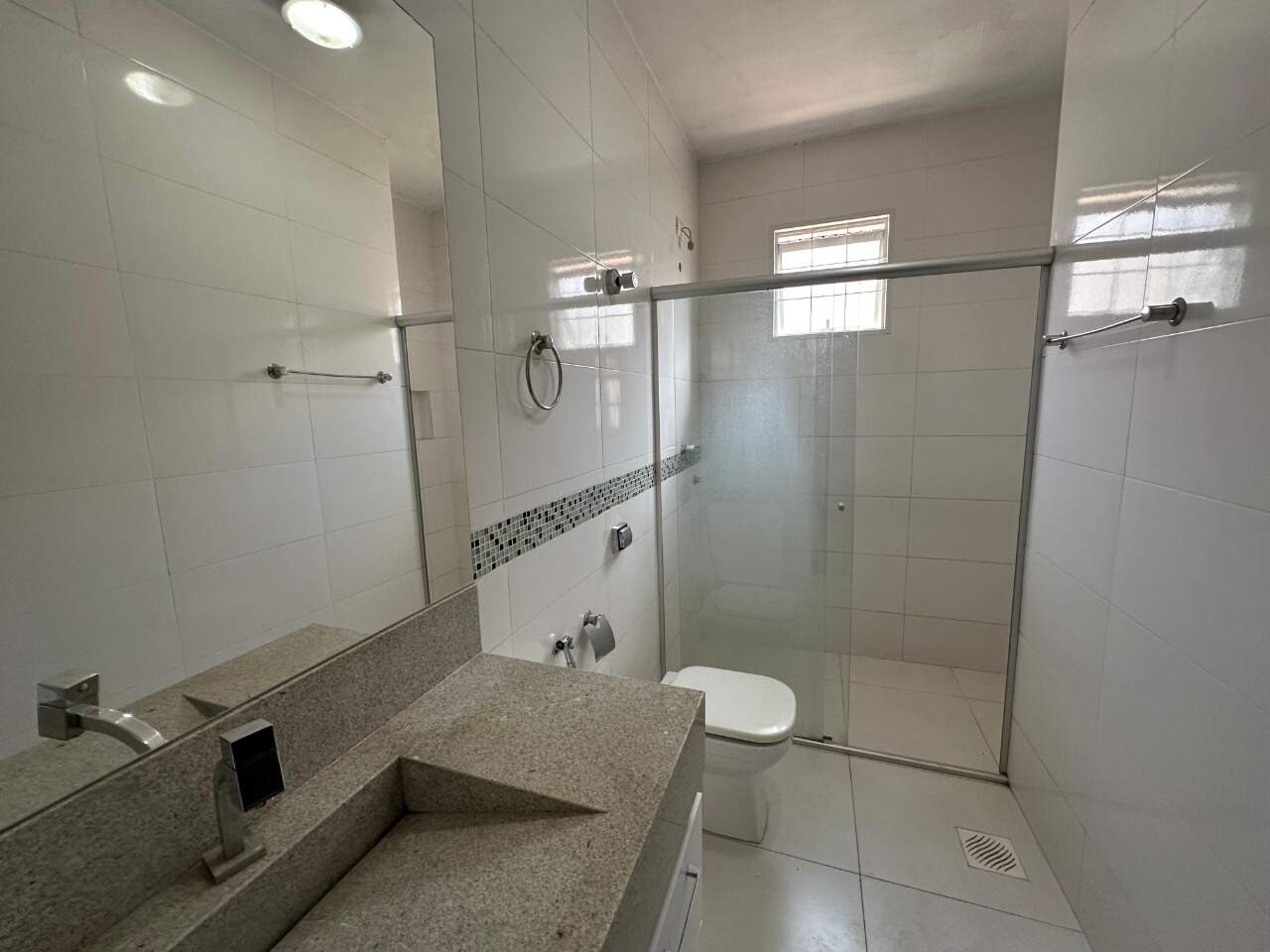 Casa 3 quartos para aluguel Jardim Panorama 191m² Montes Claros MG: Banheiro social