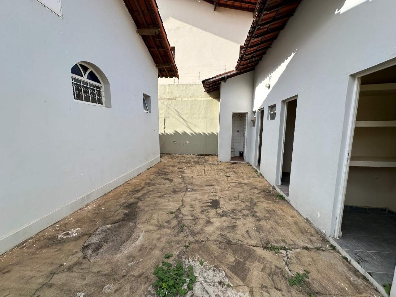 Casa 3 quartos para aluguel Jardim Panorama 191m² Montes Claros MG: Corredor dos fundos