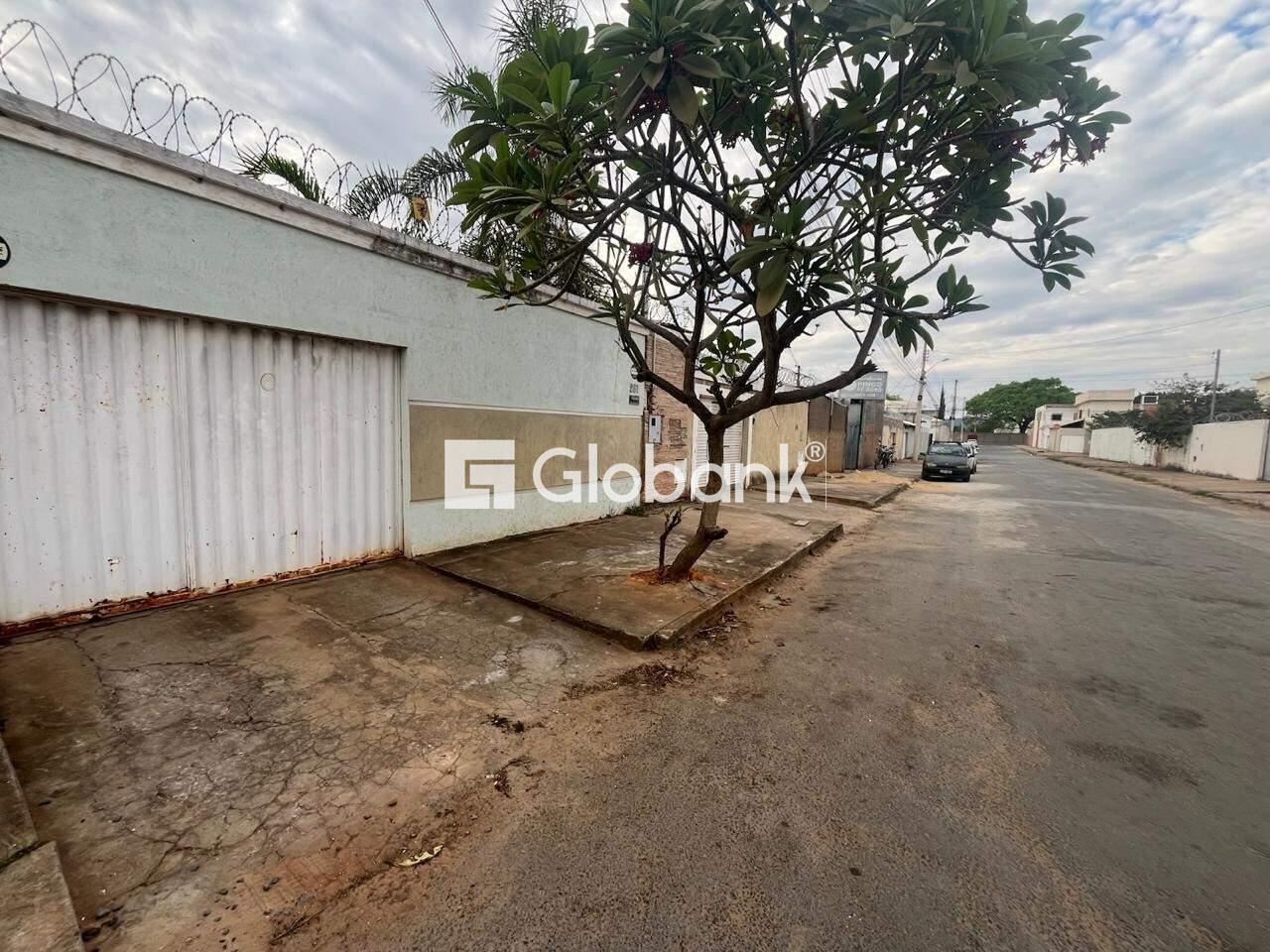 Casa 3 quartos à venda Vila Exposição 250m² Montes Claros MG: 